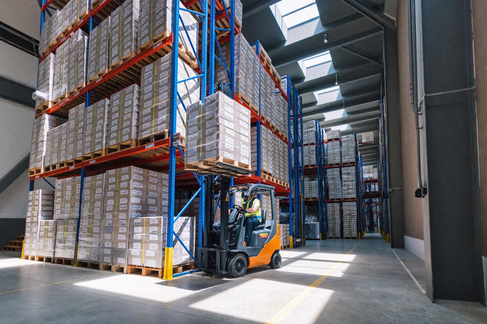 Interior del almacén logístico de Gesmabertan con carretilla elevadora
