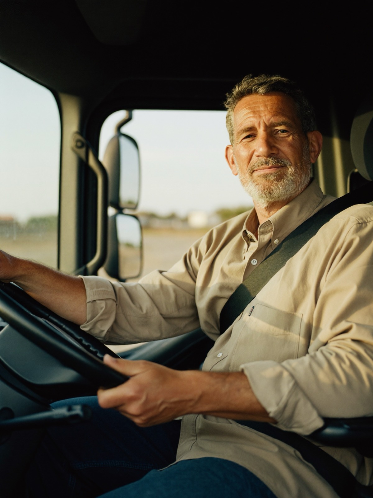 Conductor de Gesmabertan al volante de su camión