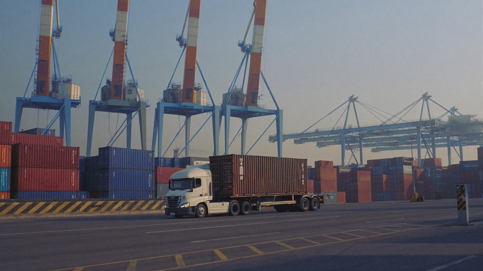 Camión portacontenedores en la terminal del puerto de Valencia